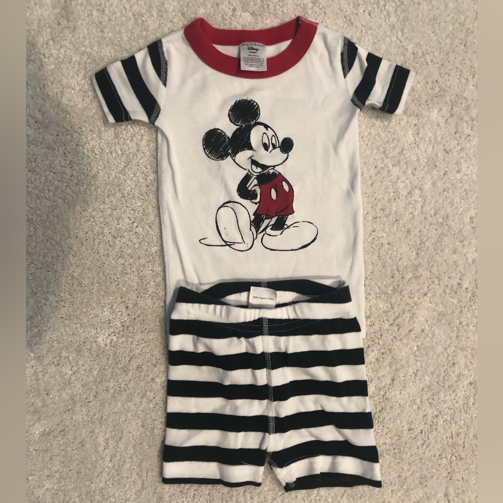 Hanna Andersson Disney pajama short set. Size 18-24mo/80cm.